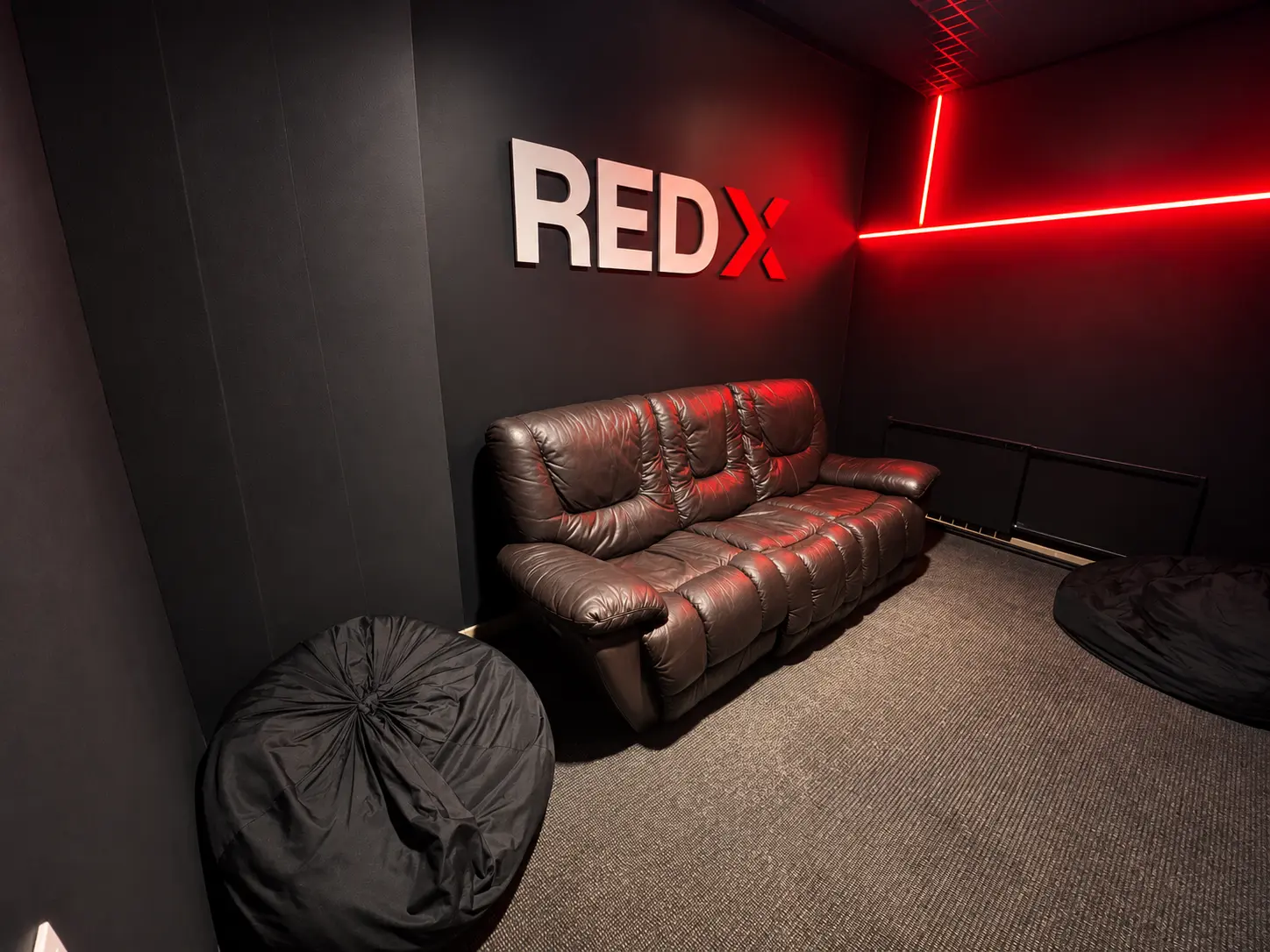 Большая комната PS5 RedX с диваном-реклайнером