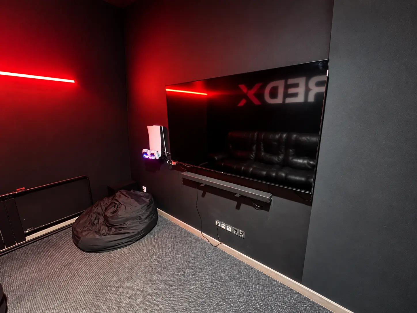 Большая комната: PlayStation 5, экран и саундбар