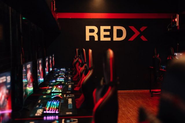 Игровой зал компьютерного клуба RedX с мощными компьютерами Красноярск
