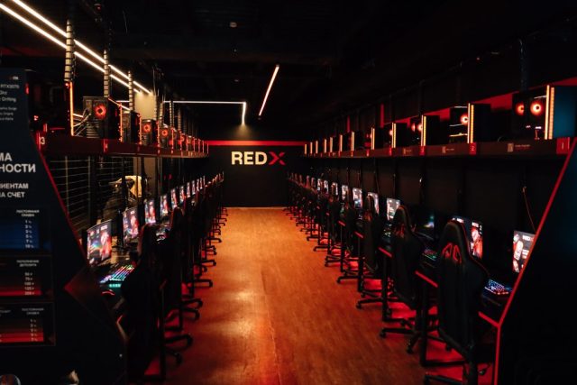 Игровой зал компьютерного клуба RedX с мощными компьютерами Красноярск