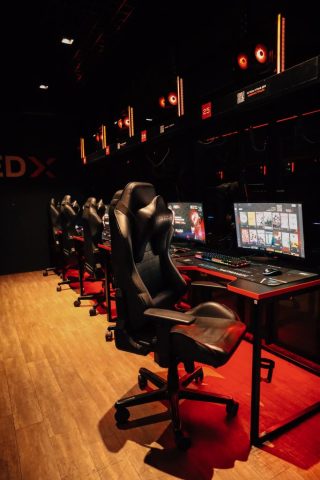 Игровые кресла DxRacer в компьютерном клубе RedX для комфортной игры