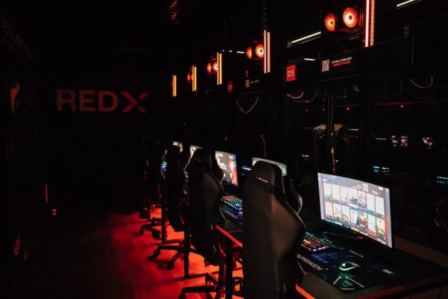 VIP зона в компьютерном клубе RedX с игровыми креслами DxRacer
