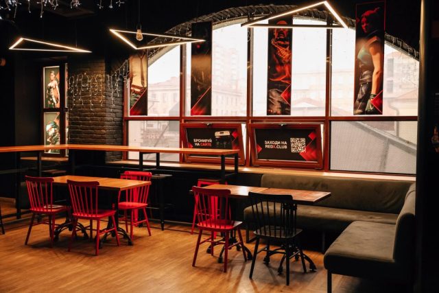 она отдыха с диванами и телевизором в компьютерном клубе RedX