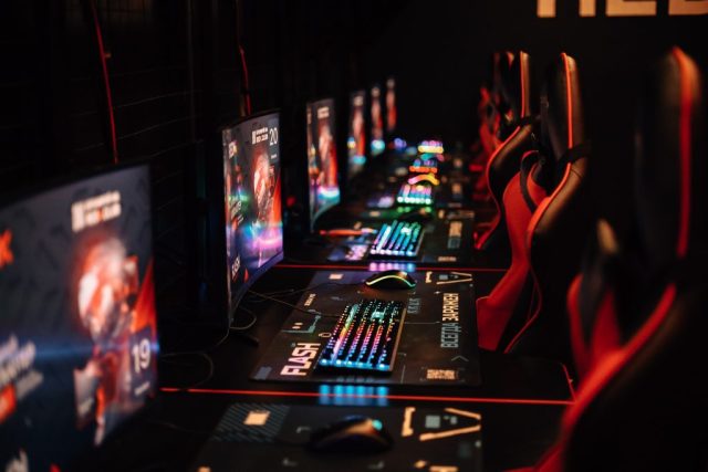 Игровая станция RedX с монитором 144 Гц и клавиатурой HyperX