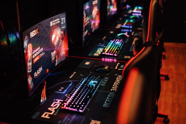 Рабочее место геймера в компьютерном клубе RedX Красноярск